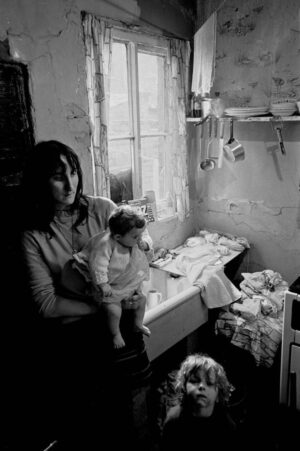 Mother-and-children-dealing-with-the-washing-Salford-1971-680x1024