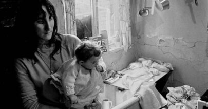 Mother-and-children-dealing-with-the-washing-Salford-1971-680x1024